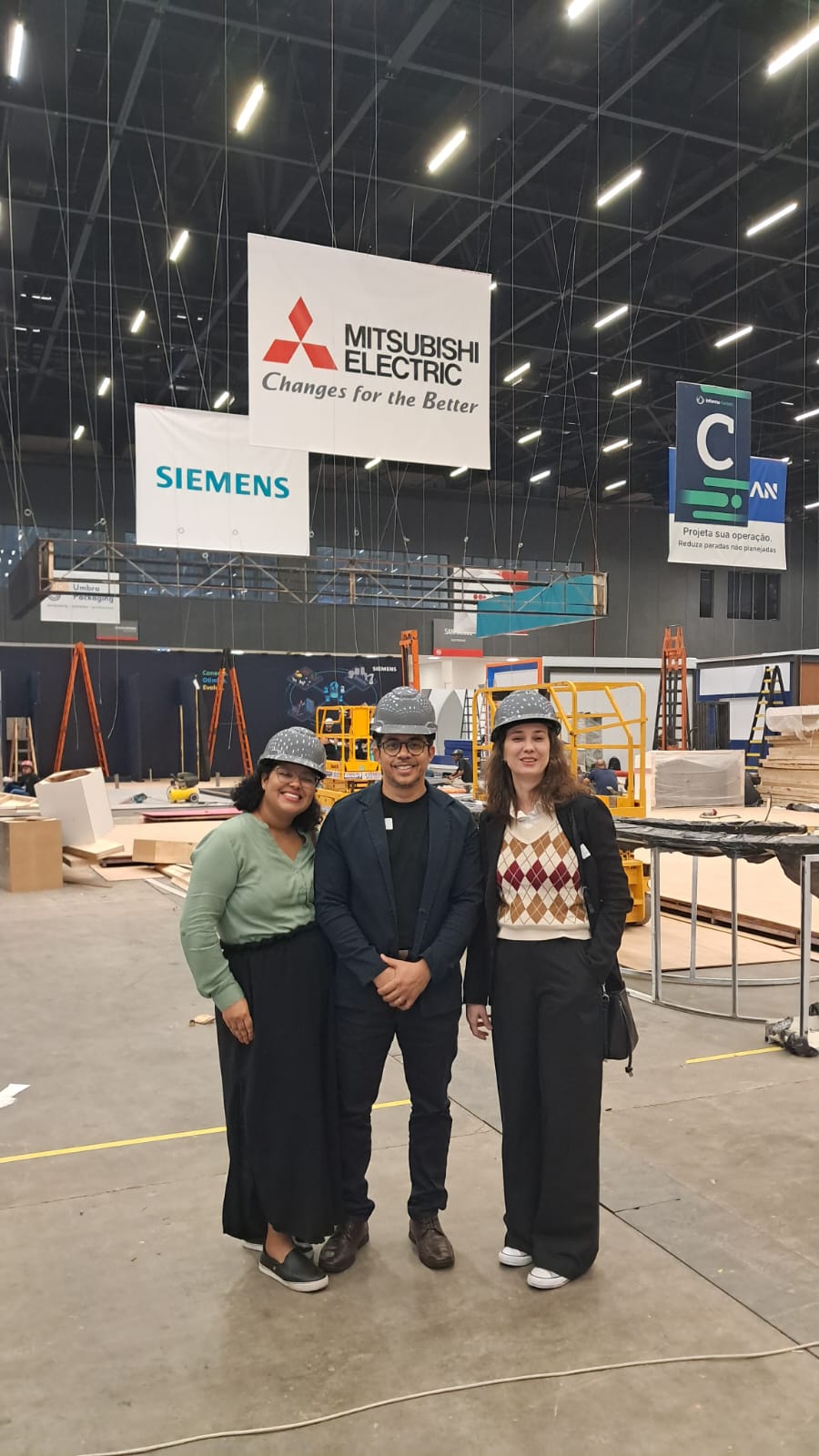 Equipe da Norplan em visita à montagem de uma feira de negócios